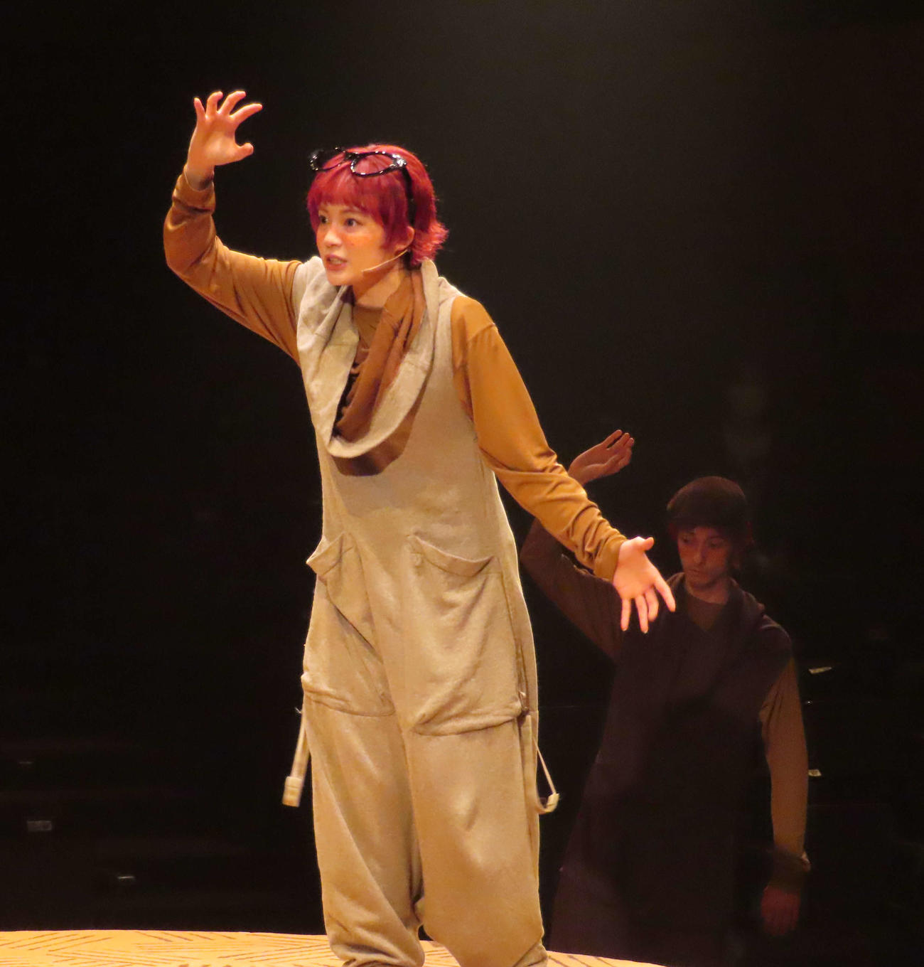 舞台「モグラが三千あつまって」の公開フォトコールを行った吉田美月喜