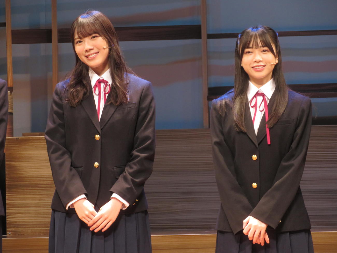 ダブル主演する舞台「幕が上がる」の初日を迎えた日向坂46森本茉莉（左）と山口陽世（撮影・横山慧）