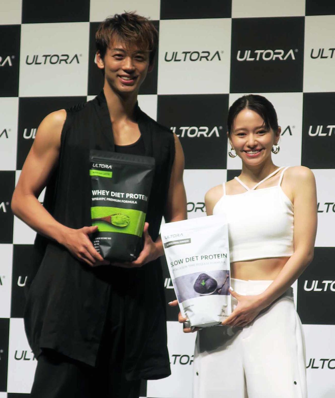 「ULTORA」アンバサダー就任発表会で。左から、竹内涼真、山本舞香