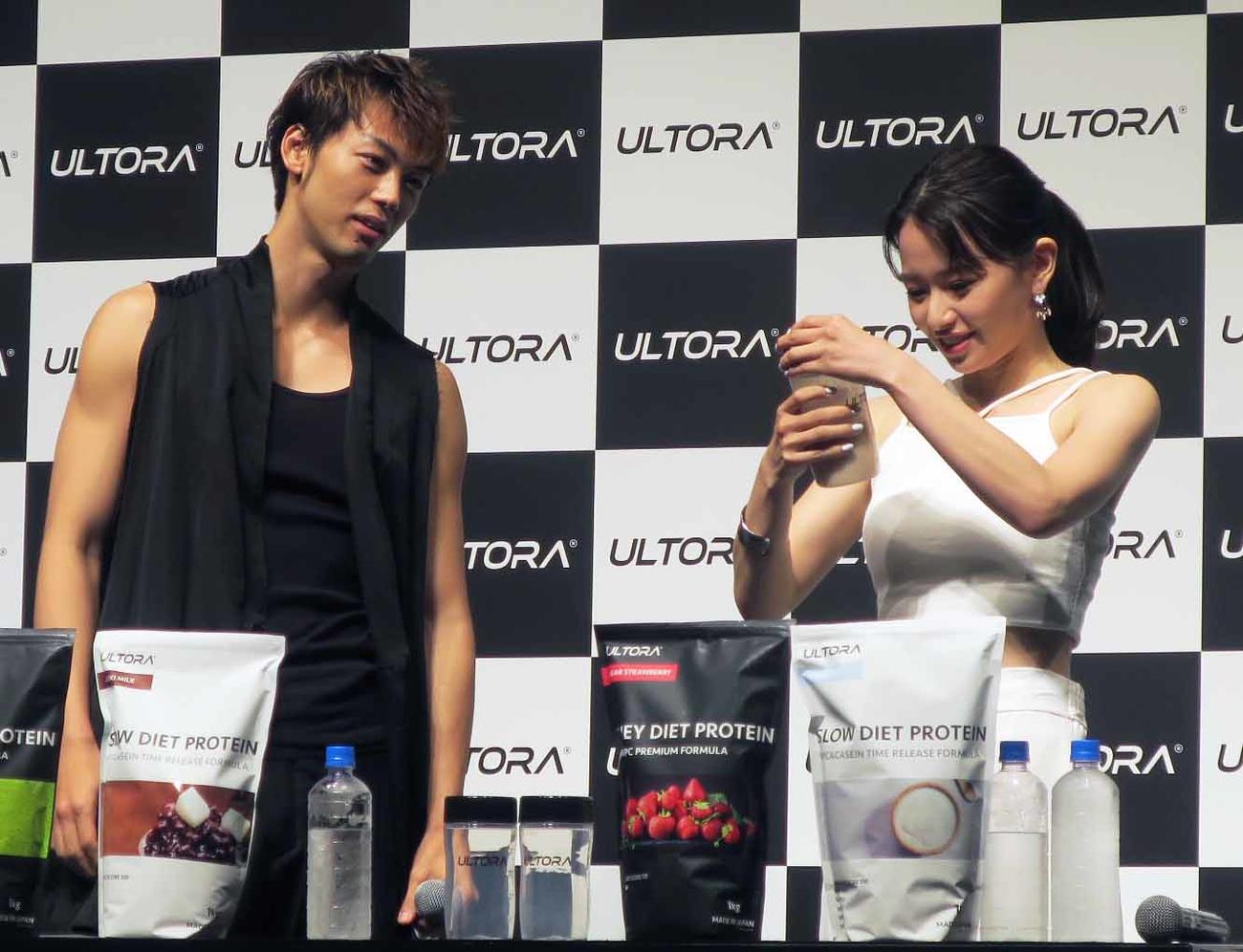 「ULTORA」アンバサダー就任発表会で。左から、竹内涼真、山本舞香