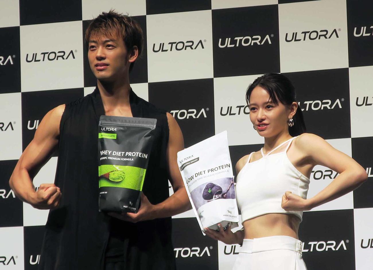 「ULTORA」アンバサダー就任発表会で。左から、竹内涼真、山本舞香