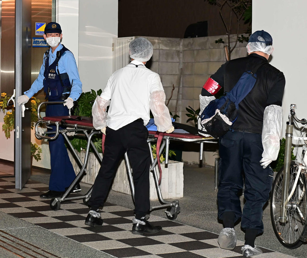 建物内に入るryuchellさんの遺体を搬送すると思われるストレッチャー