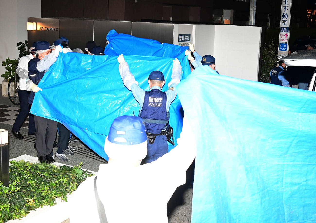 ストレッチャーに乗せられたryuchellさんの遺体は周囲が警視庁の警察官によりブルーシートで覆われ車に運び込まれた