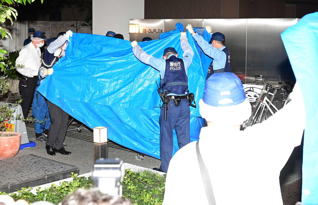 ストレッチャーに乗せられたryuchellさんの遺体は周囲が警視庁の警察官によりブルーシートで覆われ車に運び込まれた