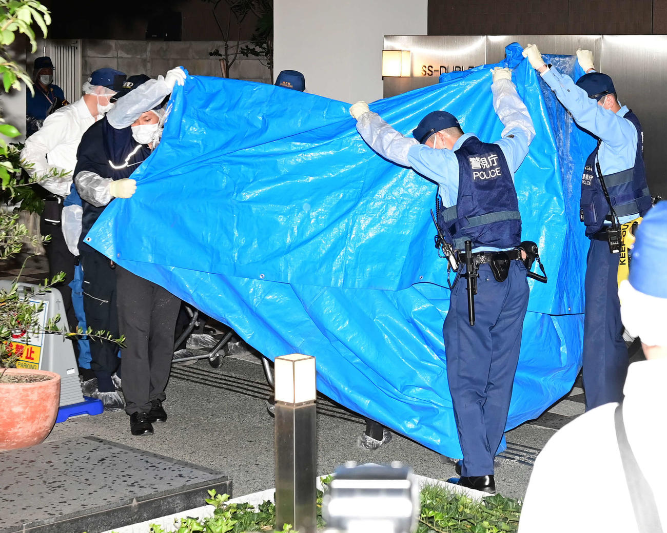 ストレッチャーに乗せられたryuchellさんの遺体は周囲が警視庁の警察官によりブルーシートで覆われ車に運び込まれた