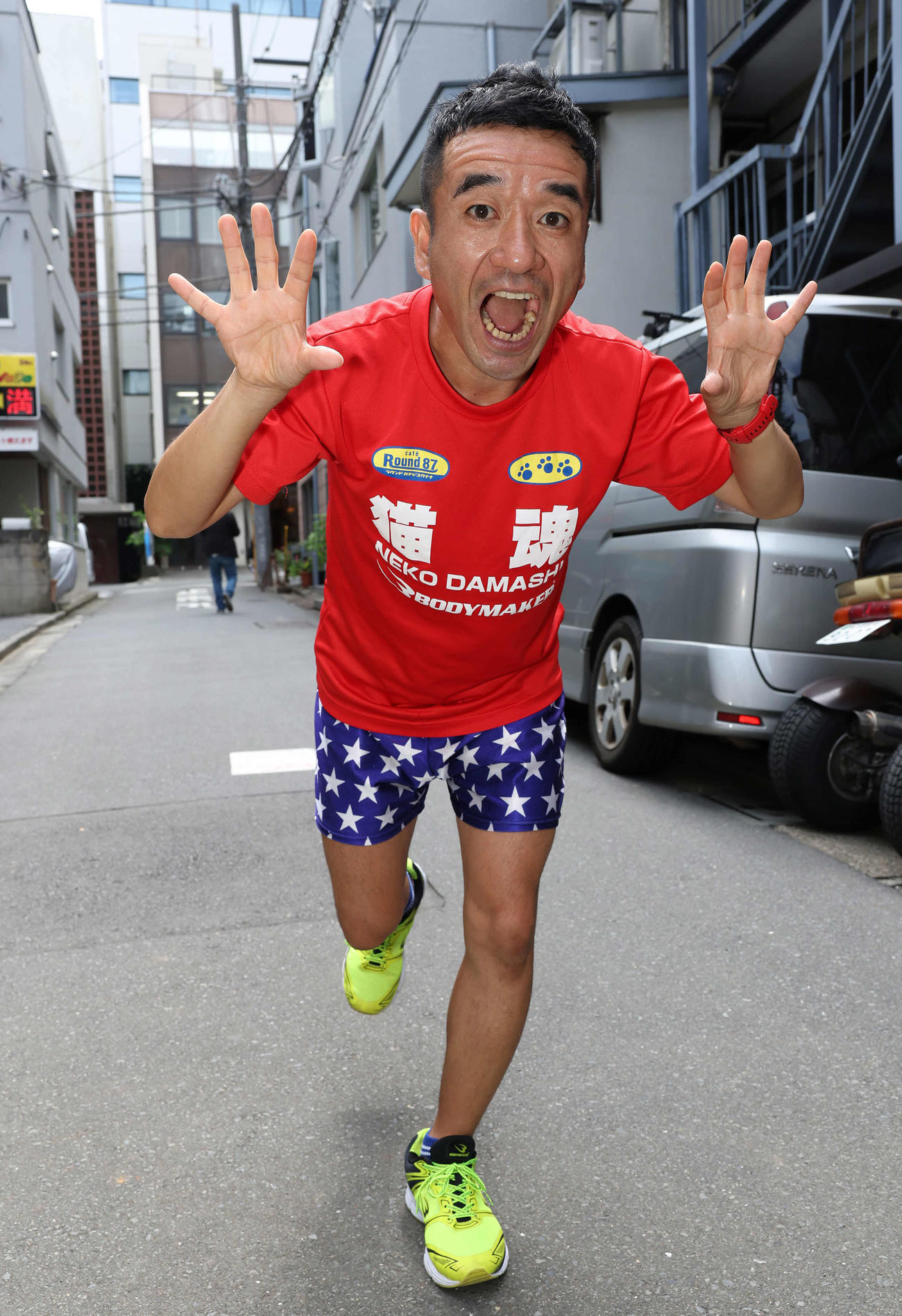 今年45歳でフルマラソンの自己ベストをマークした猫ひろしさん（撮影・丹羽敏通）