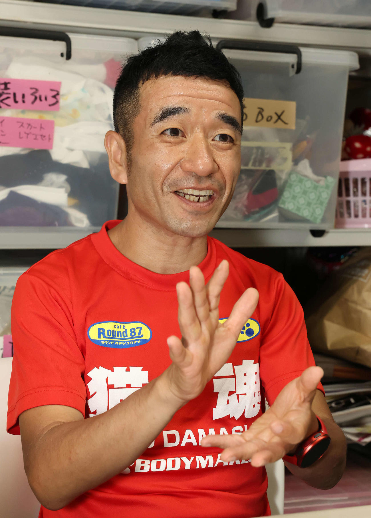 インタビューに答える猫ひろしさん（撮影・丹羽敏通）