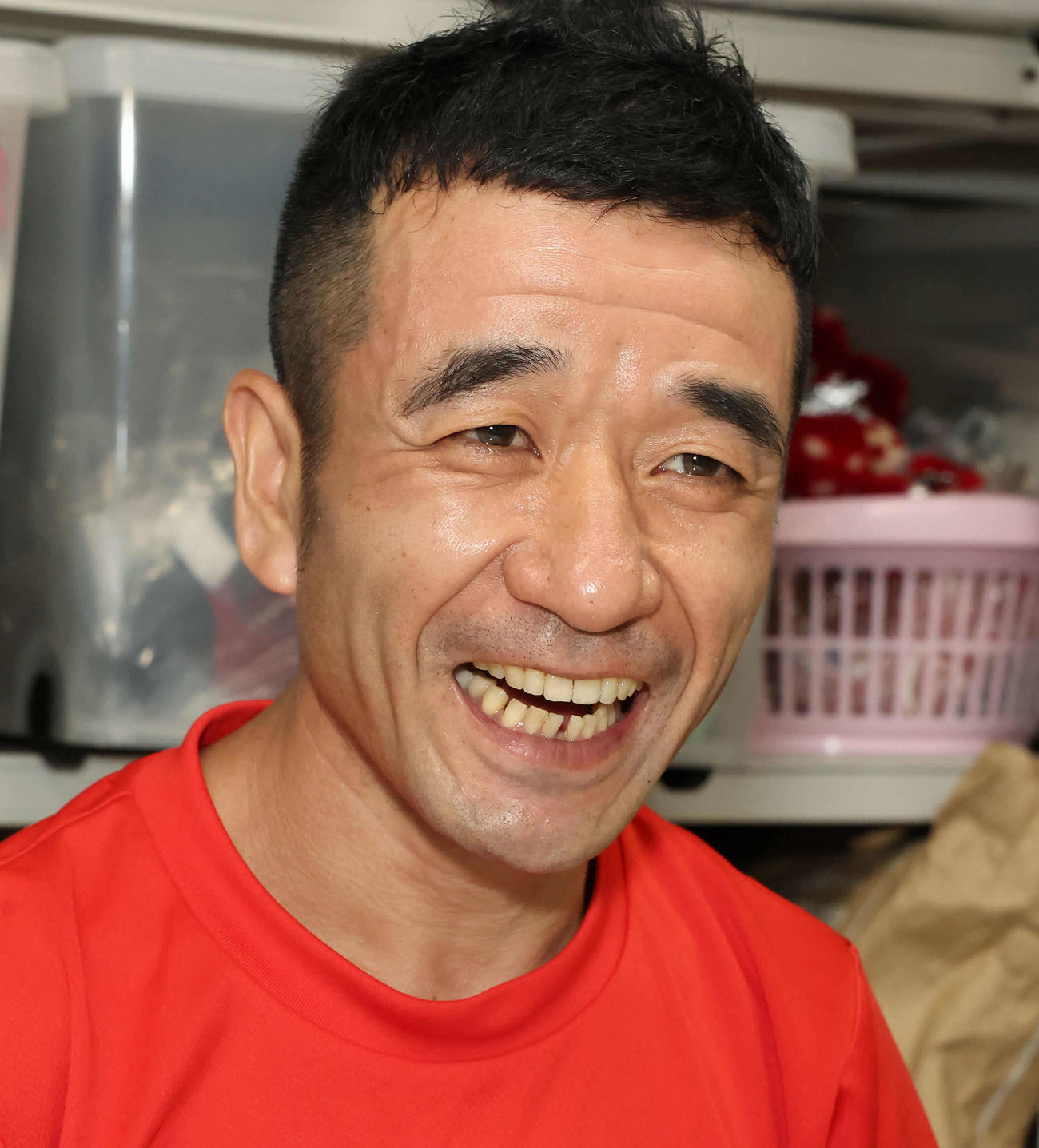 インタビューに答える猫ひろしさん（撮影・丹羽敏通）