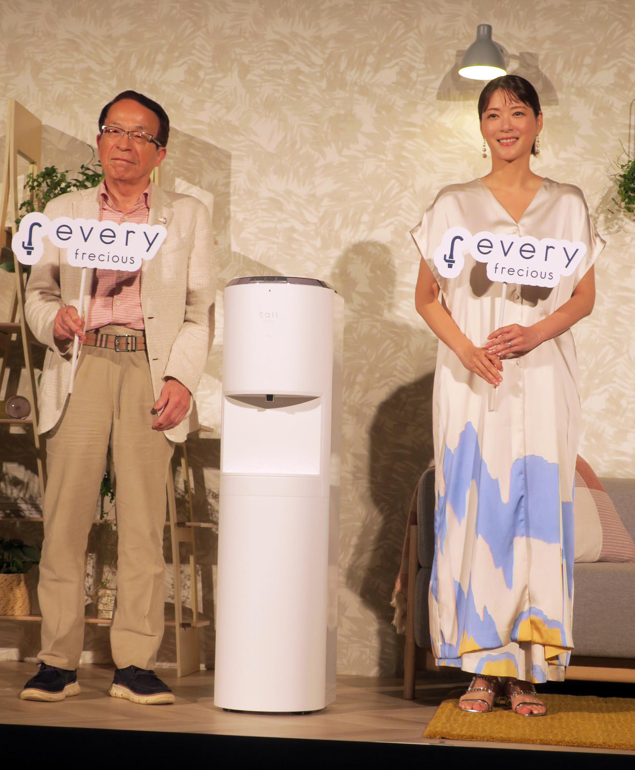 「every frecious」ブランドアンバサダーお披露目会で。左から、粟井英朗社長、上野樹里