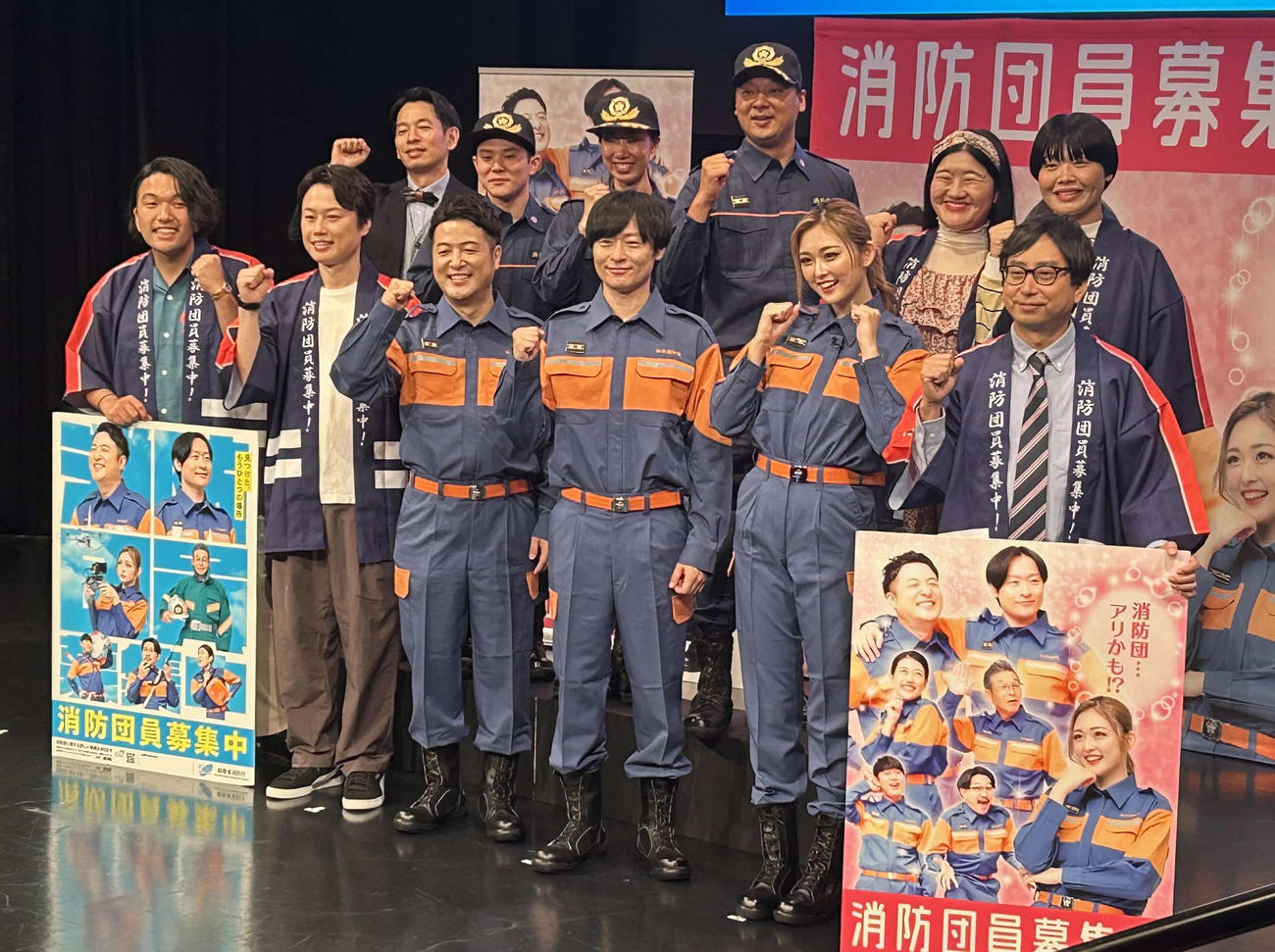 「夏休み　爆笑！解消！消防団入団促進全国ツアー　真夏の出初式」に出席した、前列左から見取り図の盛山晋太郎、リリー、和牛の水田信二、川西賢志郎、ゆうちゃみ、おいでやす小田、後列左からタケト、3人おいて、ガンバレルーヤのよしこ、まひる（撮影・松尾幸之介）