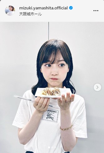 乃木坂46山下美月がたこ焼きを両手で持って笑顔「全部うま！でした