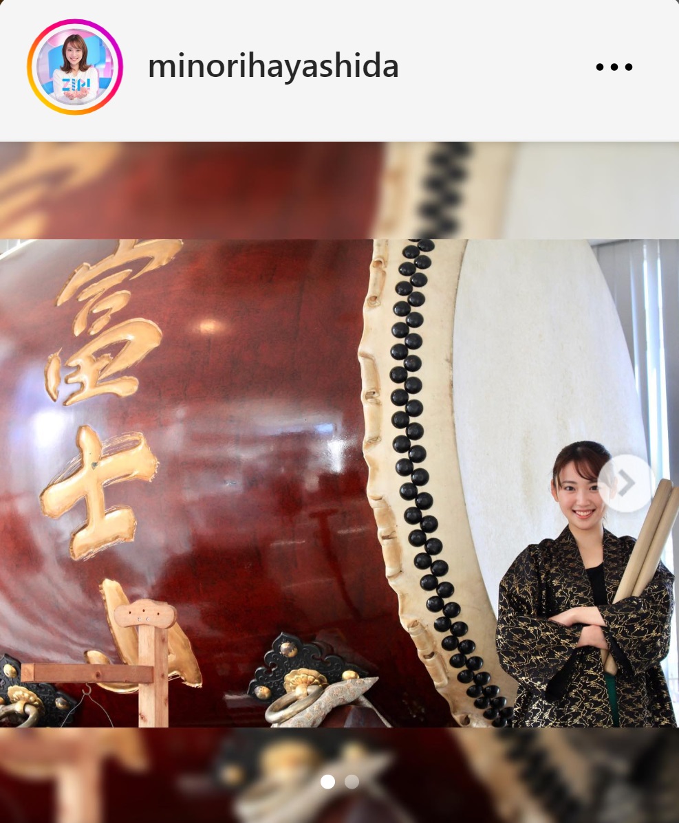 太鼓の前で腕を組む学生時代の林田美学アナ（日テレ林田美学アナのインスタグラムから）
