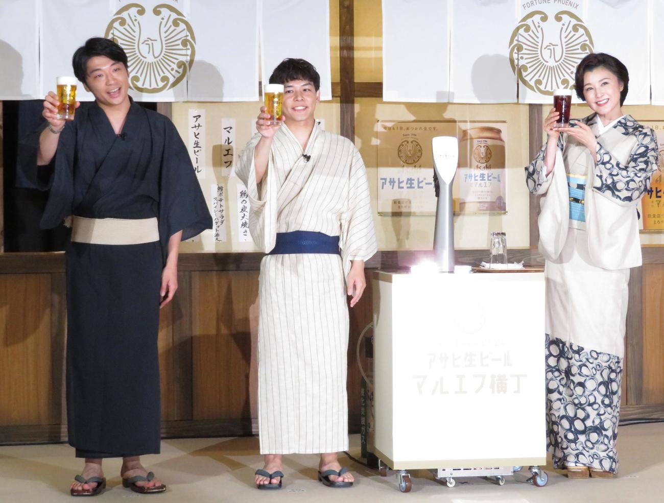 イベントで乾杯する（左から）さや香の新山、石井、藤原紀香（撮影・峯岸佑樹）