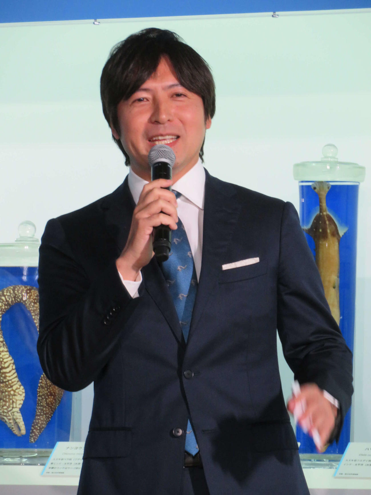国立科学博物館の特別展「海　－生命のみなもと－」報道内覧会にラブカのネクタイを着けて登場した桝太一氏（撮影・村上幸将）
