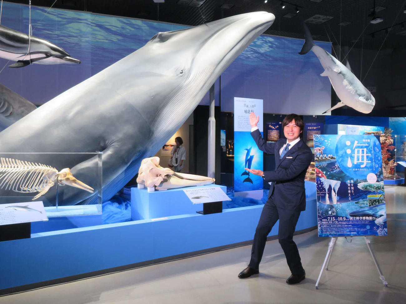 国立科学博物館の特別展「海　－生命のみなもと－」報道内覧会でナガスクジラの前に立ち、笑顔の桝太一氏（撮影・村上幸将）