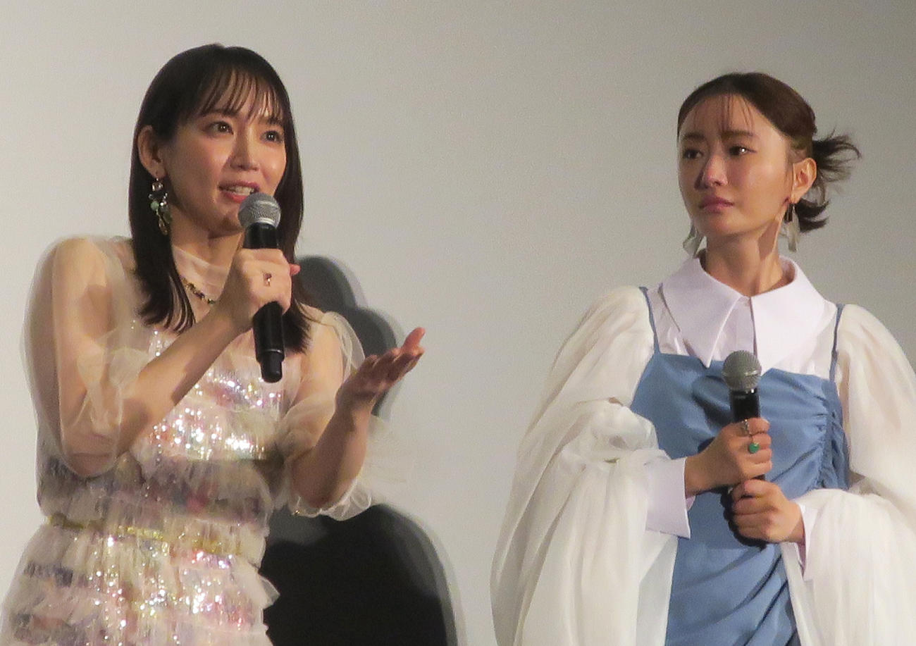映画「アイスクリームフィーバー」初日舞台あいさつで。左から、吉岡里帆、松本まりか