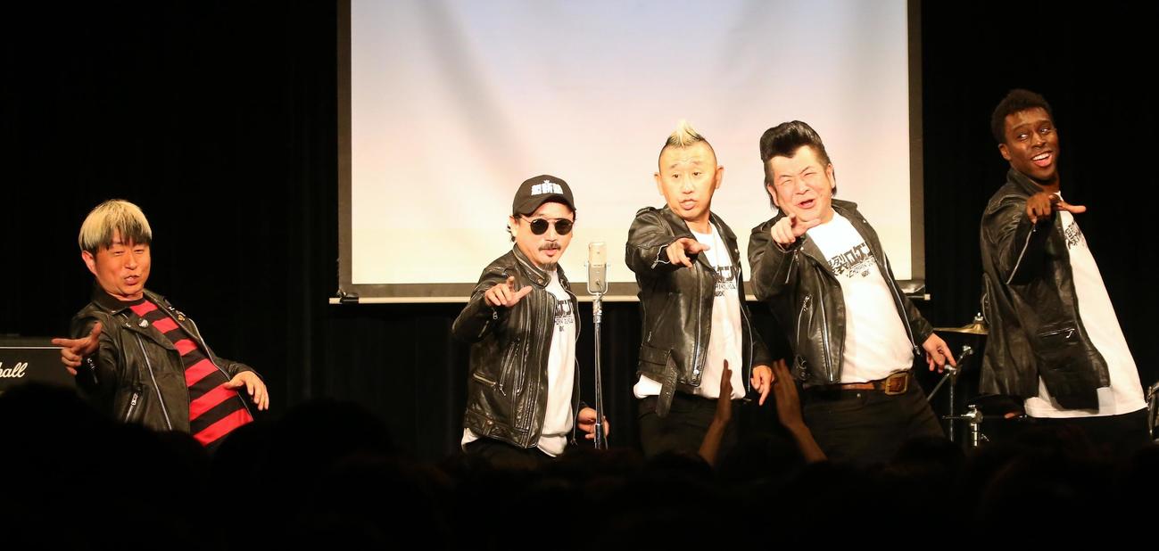 「ロックンロール漫才」で漫才を披露する超新塾。左からイーグル溝神、タイガー福田、サンキュー安富、ブー藤原、アイクぬわら