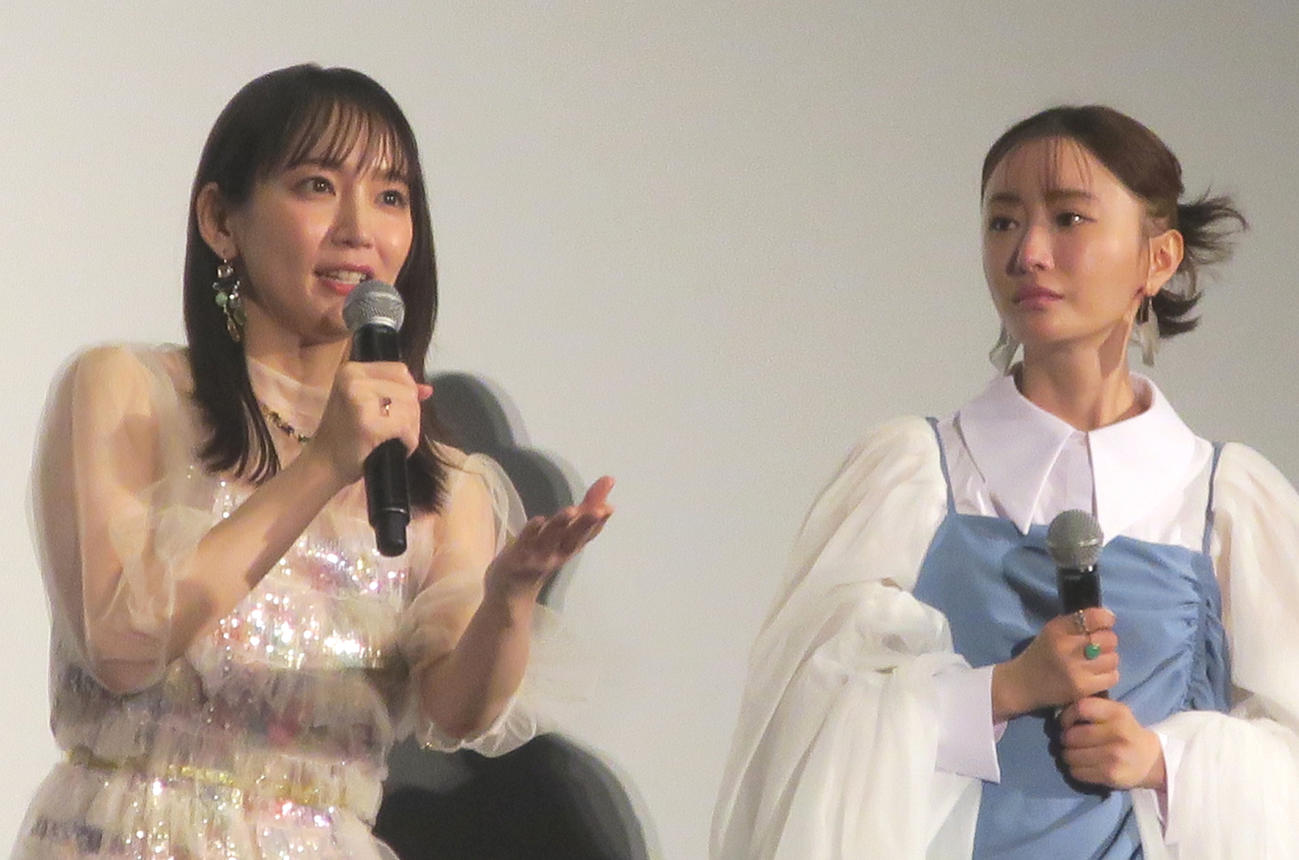 映画「アイスクリームフィーバー」初日舞台あいさつで。左から、吉岡里帆、松本まりか