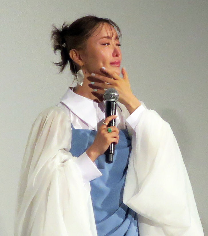 映画「アイスクリームフィーバー」初日舞台あいさつで涙する松本まりか