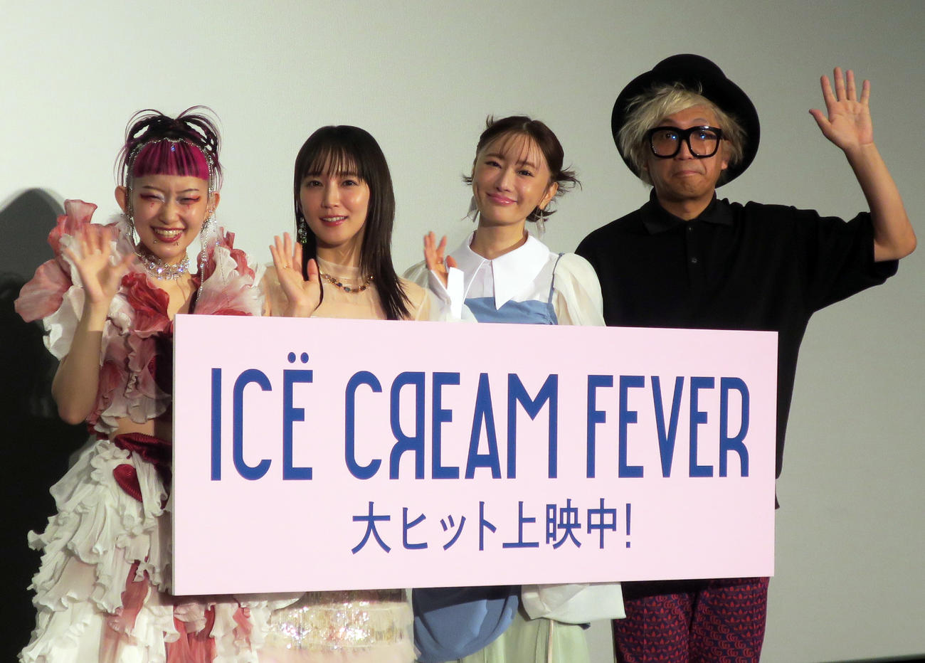 舞台あいさつに臨む、左から詩羽、吉岡里帆、松本まりか、千原徹也監督
