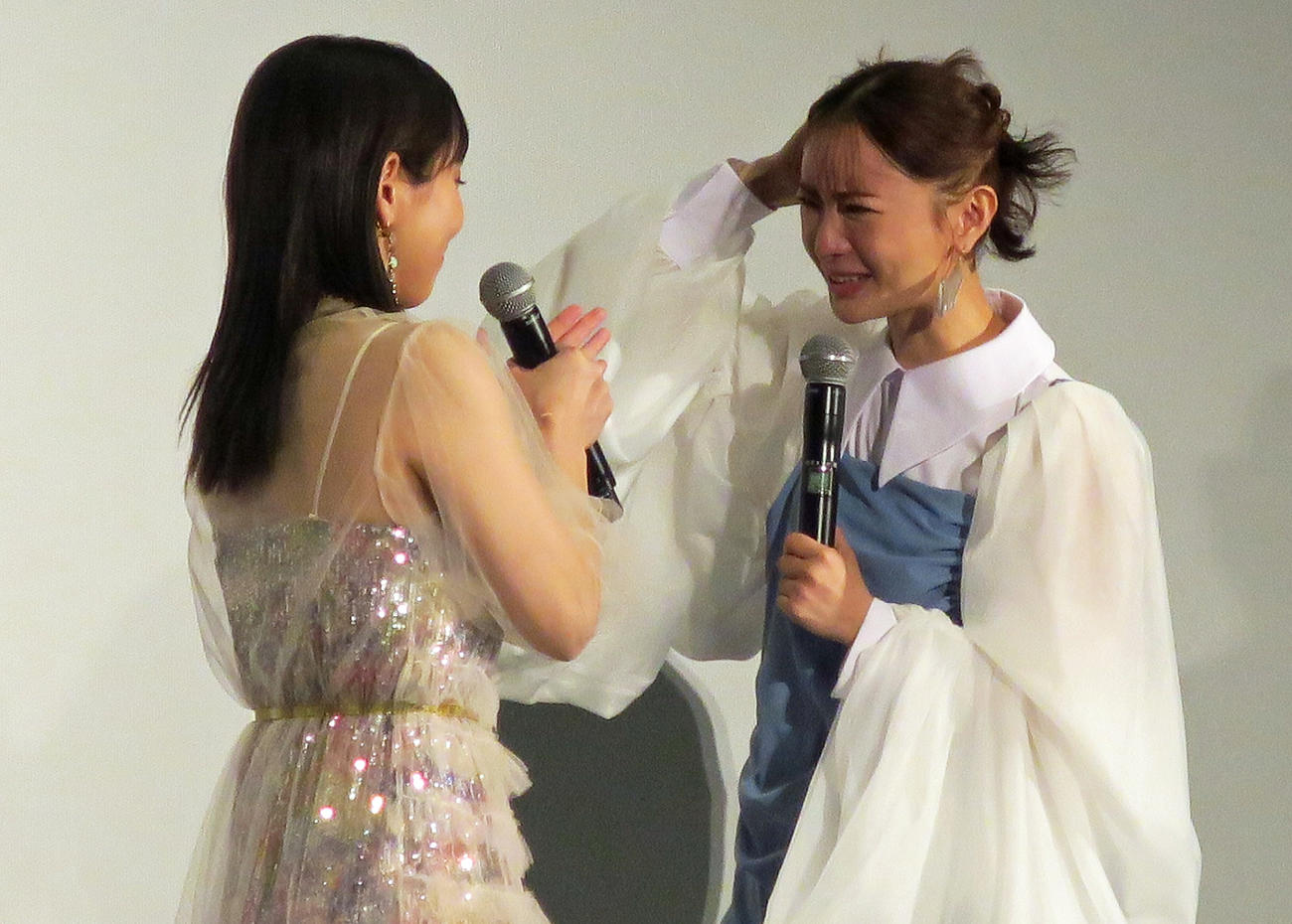 映画「アイスクリームフィーバー」初日舞台あいさつで急に泣き始めた松本まりか（右）は、吉岡里帆（左）に助けを求める