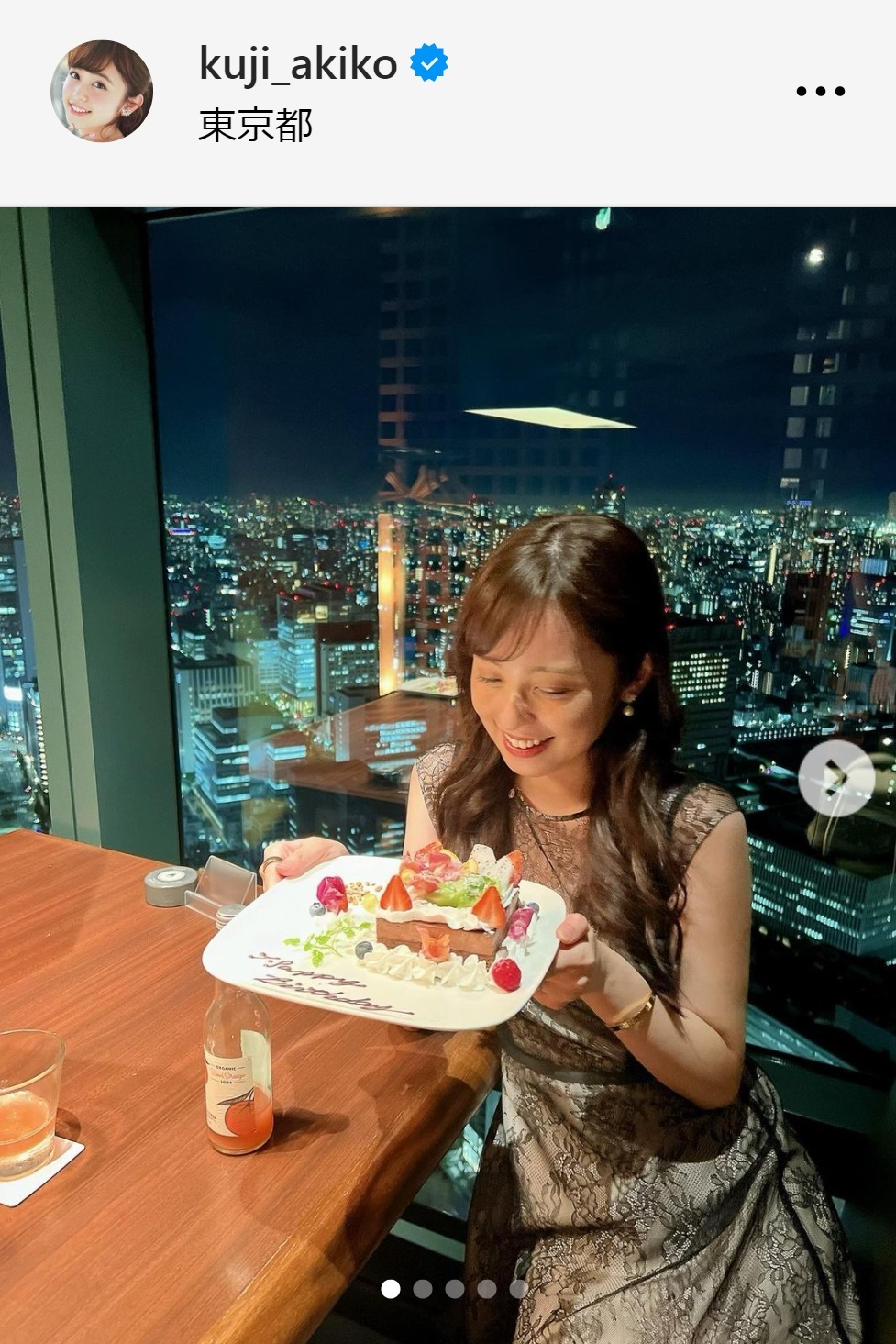 誕生日ケーキを持った久慈暁子（久慈暁子のインスタグラムから）