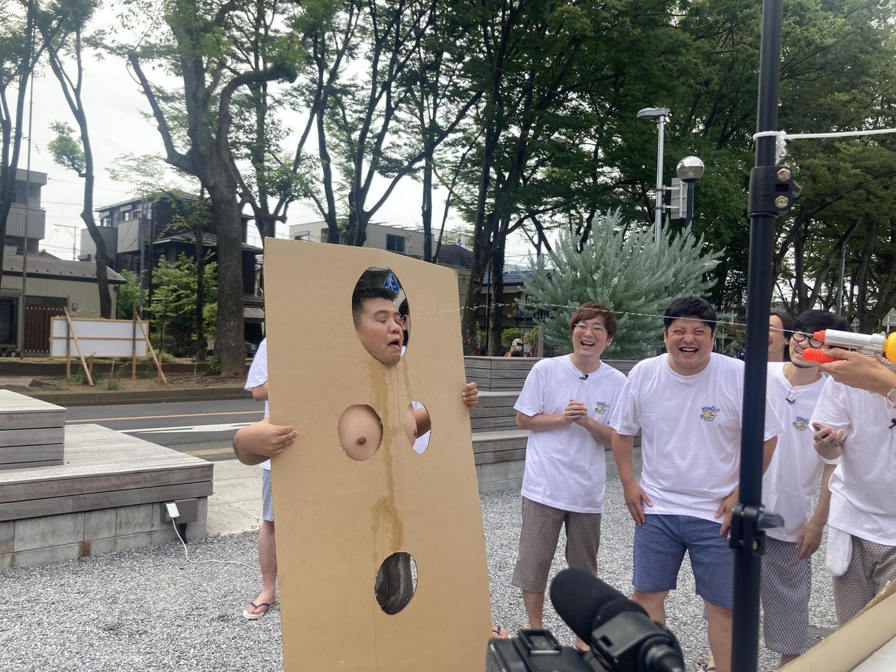 「大宮セブン祭り」で人間射的の的になるジェラードンのアタック西本(C)テレ玉