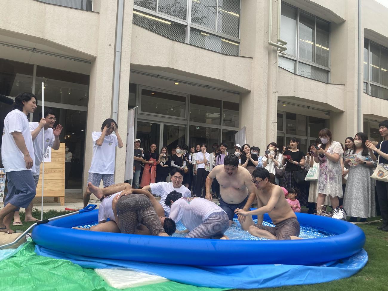 「大宮セブン祭り」でアタック西本すくいに臨み、ローションの中に落ちてしまったメンバー(C)テレ玉
