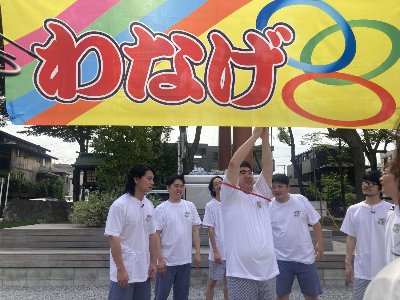 「大宮セブン祭り」で人間輪投げに挑むマヂカルラブリー（中央）(C)テレ玉