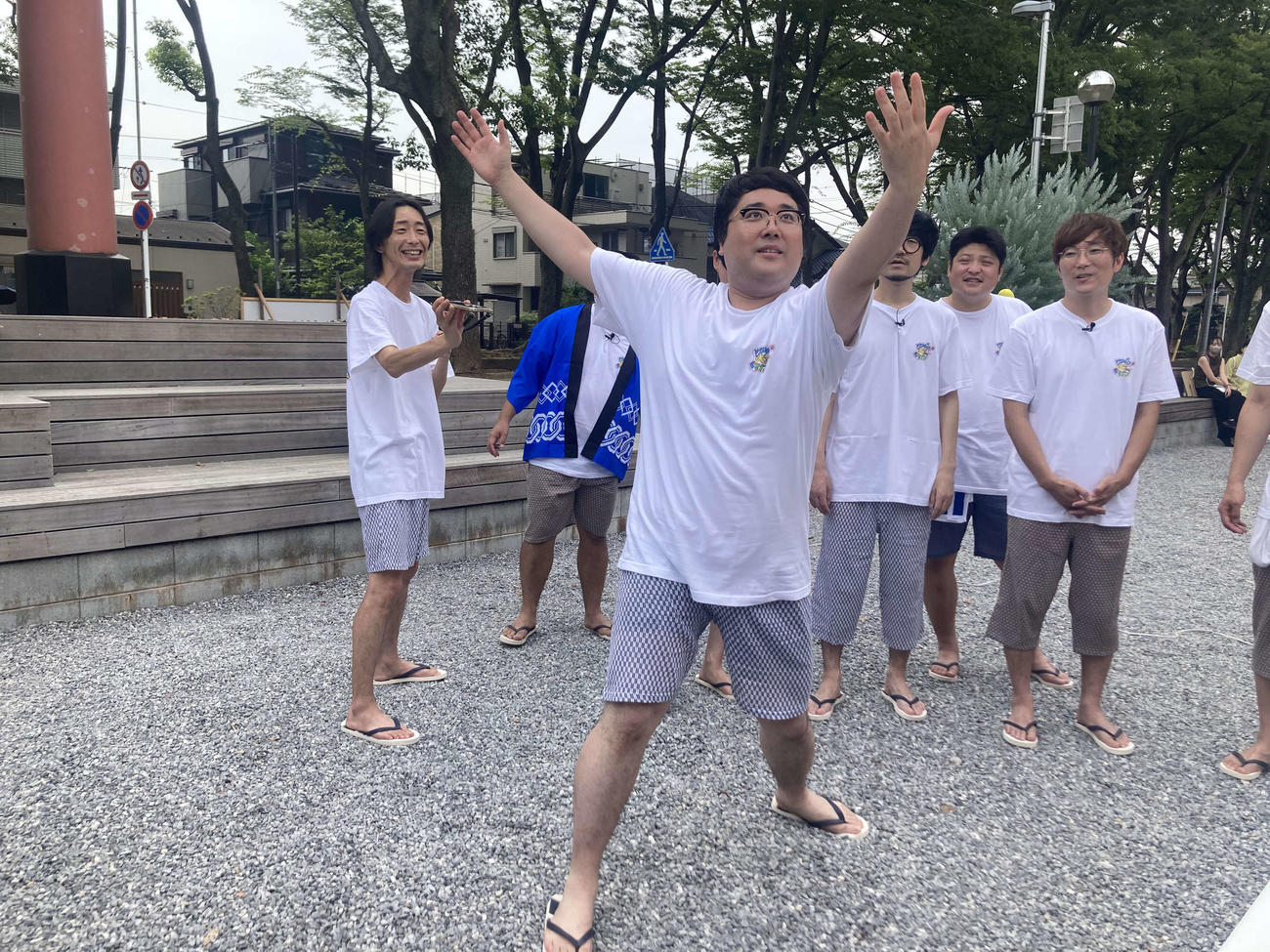 「大宮セブン祭り」でソーラン節輪投げを披露するマヂカルラブリー村上（中央）(C)テレ玉
