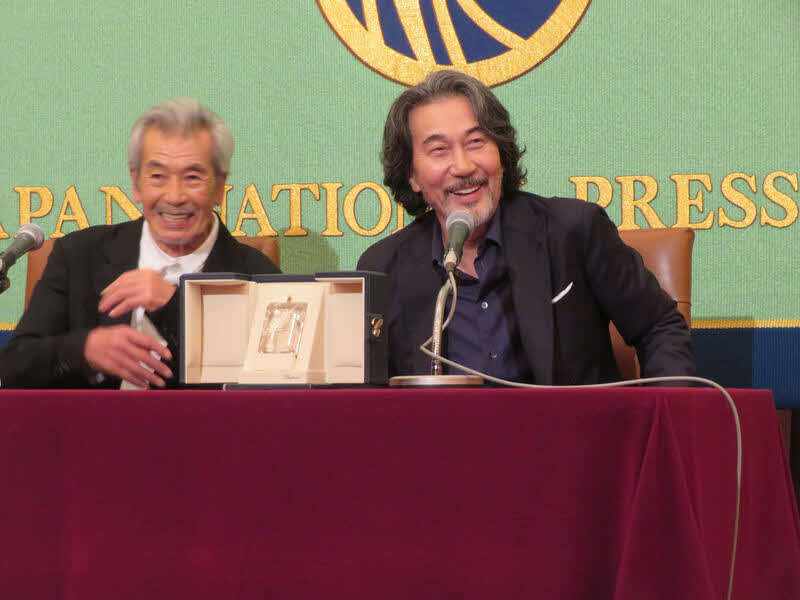 6月、カンヌ主演男優賞受賞で、共演の田中泯（左）とともに会見する役所広司