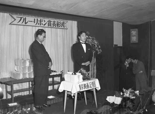 森繁久弥（中央）は「夫婦善哉（めおとぜんざい）」（55年）でブルーリボン賞主演男優賞を受賞した。