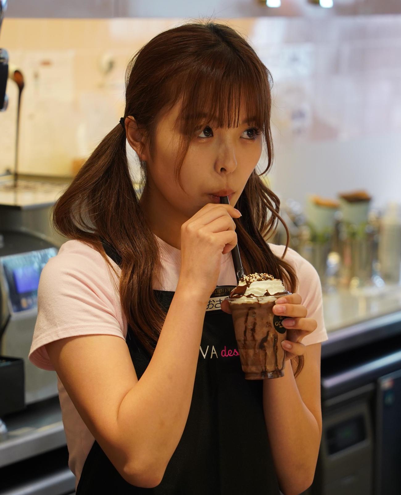「ゴディバデザート　原宿店」のオープン記念イベントに出席した、おさき（撮影・佐藤勝亮）