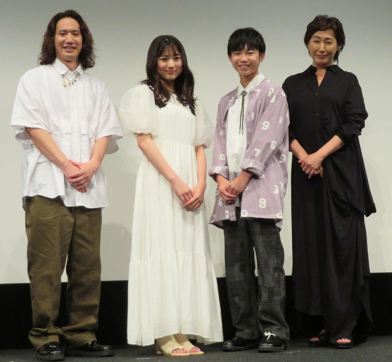 映画「瞼の転校生」舞台あいさつに登壇した、左から藤田直哉監督、葉山さら、松藤史恩、高島礼子（撮影・村上幸将）