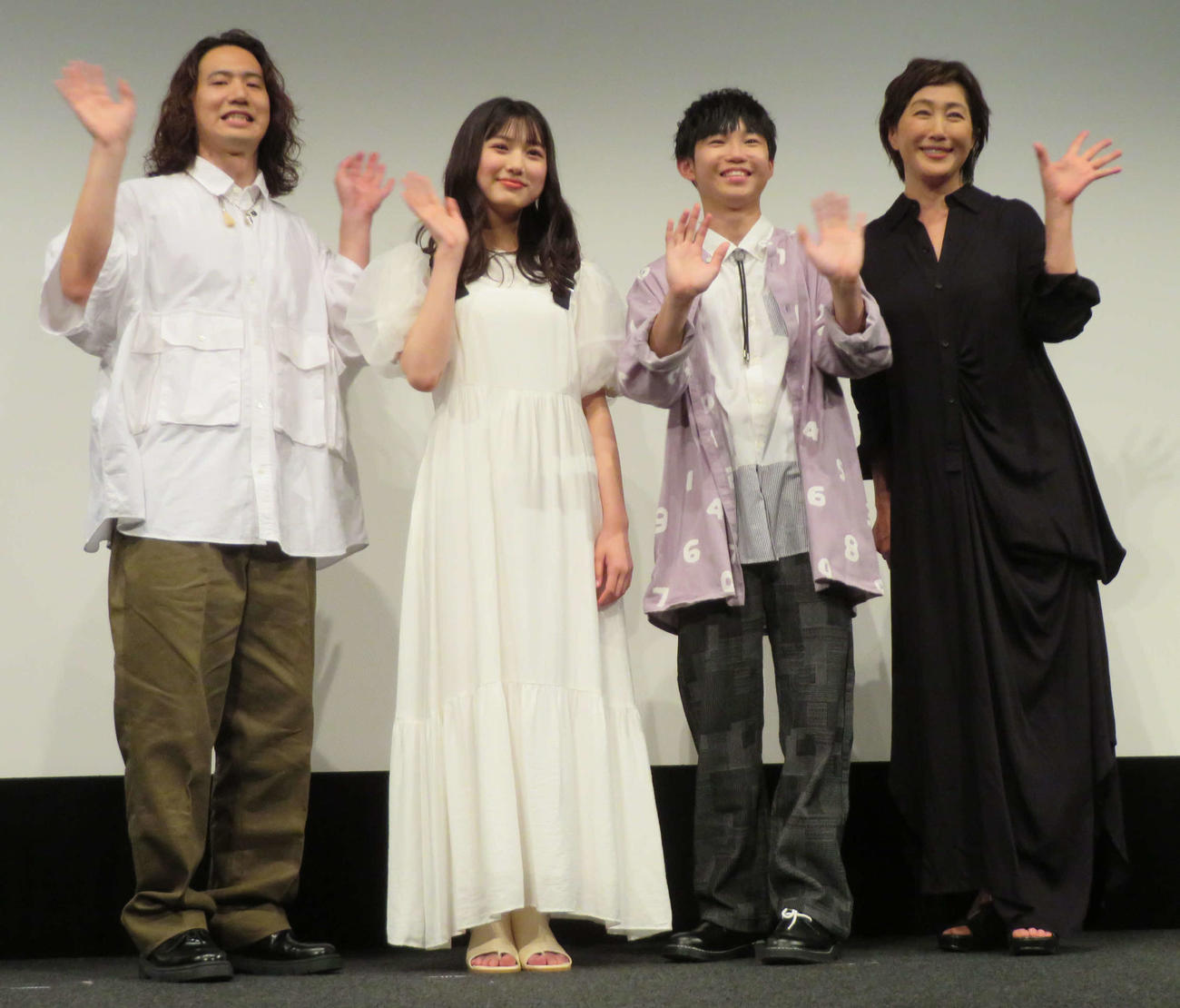 映画「瞼の転校生」舞台あいさつに登壇した、左から藤田直哉監督、葉山さら、松藤史恩、高島礼子（撮影・村上幸将）