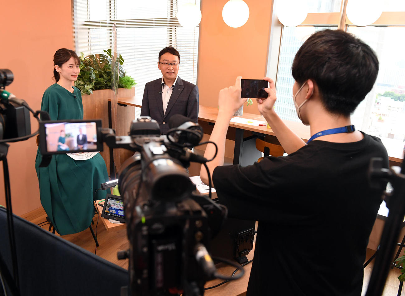 BS－TBSで経済番組「Bizスクエア」でキャスターを務める宇内梨沙アナウンサー。右は井出真吾氏（撮影・たえ見朱実）