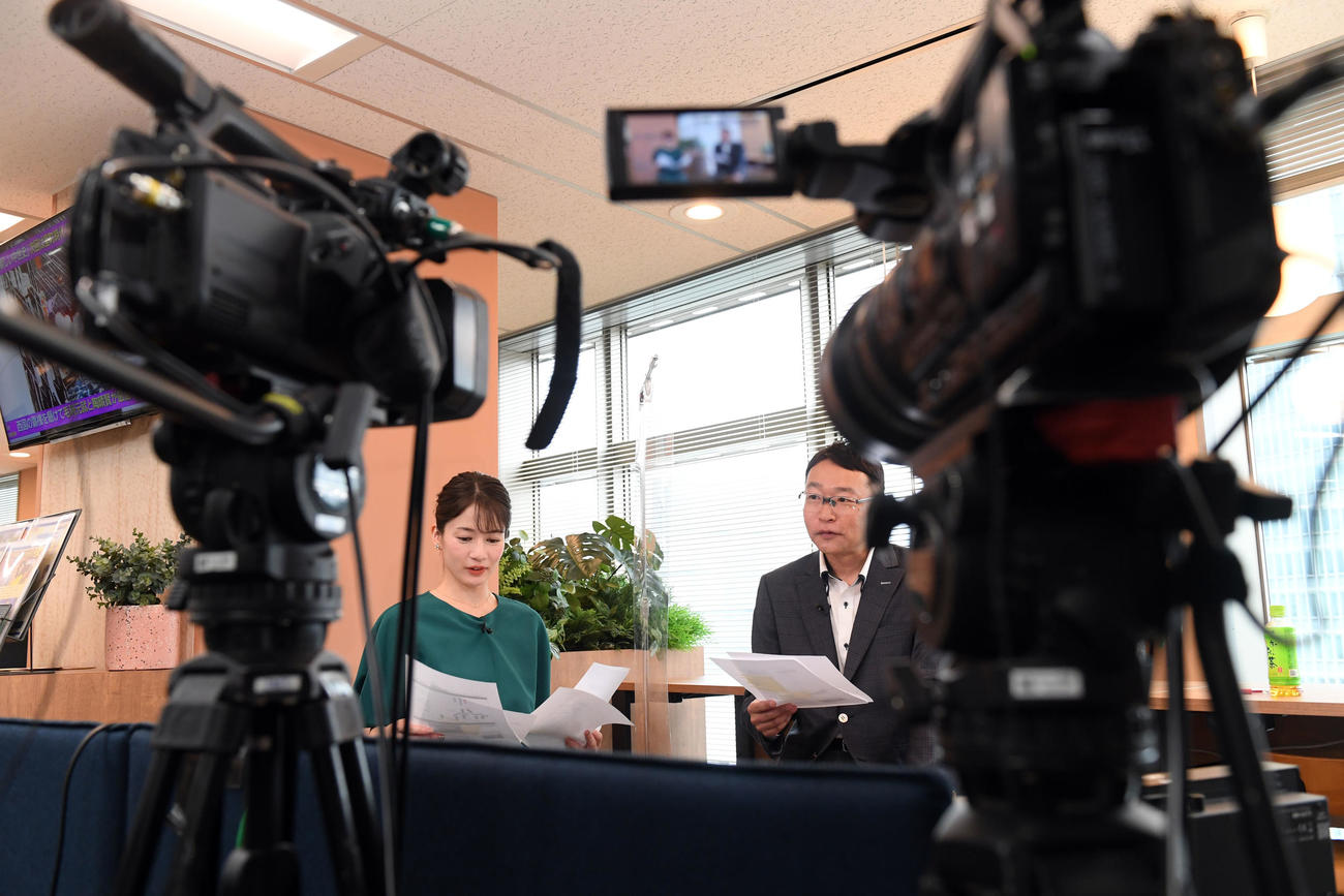 BS－TBSの経済番組「Bizスクエア」でキャスターを務める宇内梨沙アナウンサー。右は井出真吾氏（撮影・たえ見朱実）