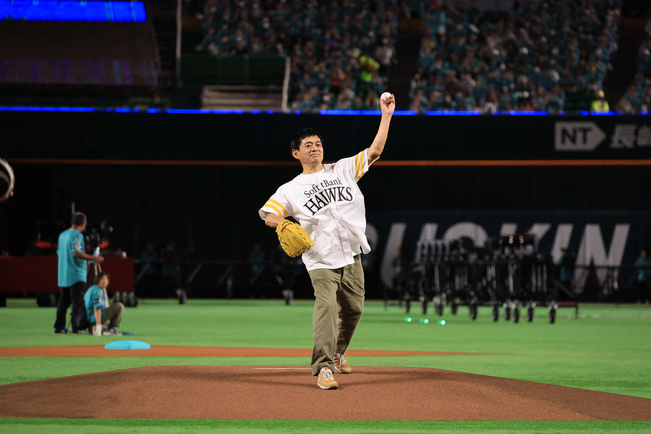 ソフトバンク－オリックス戦で始球式に登板した博多華丸（C）SoftbankHAWKS