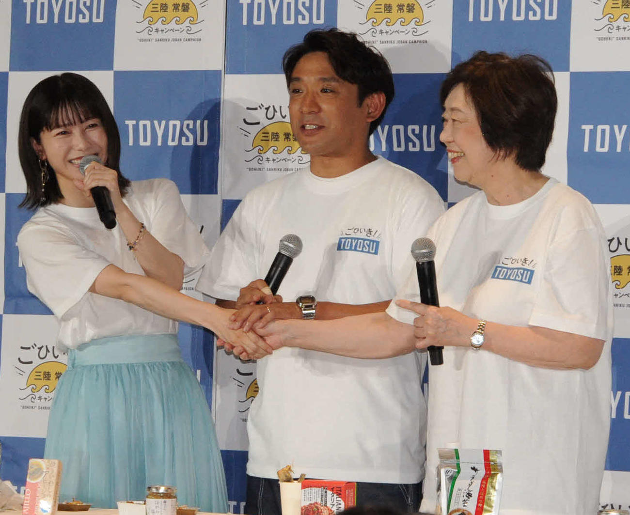 「ごひいき！三陸常磐キャンペーン　in豊洲」のトークイベントに出席し、経済産業省の太田房江副大臣（右端）と握手するアルコ＆ピースの酒井健太（中央）と元AKB48の横山由依（撮影・松尾幸之介）