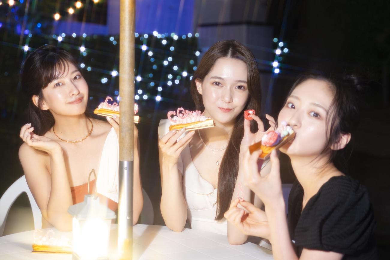 「CanCamナイトプール」で発売される「キャンキャンピンクエクレア」を食べる、左からCanCam it girl斉藤里奈、篠宮菜月、神谷明采