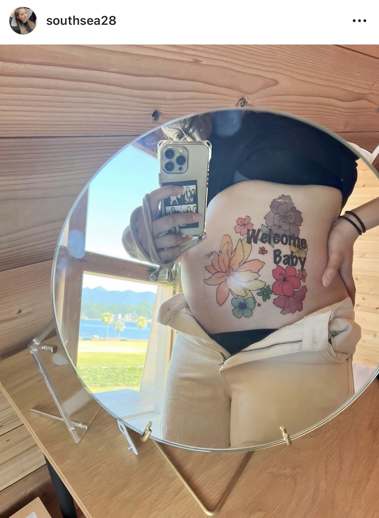 「Welcome Baby」とペイントされたマタニティーフォト（高塚南海さんのインスタグラムから）