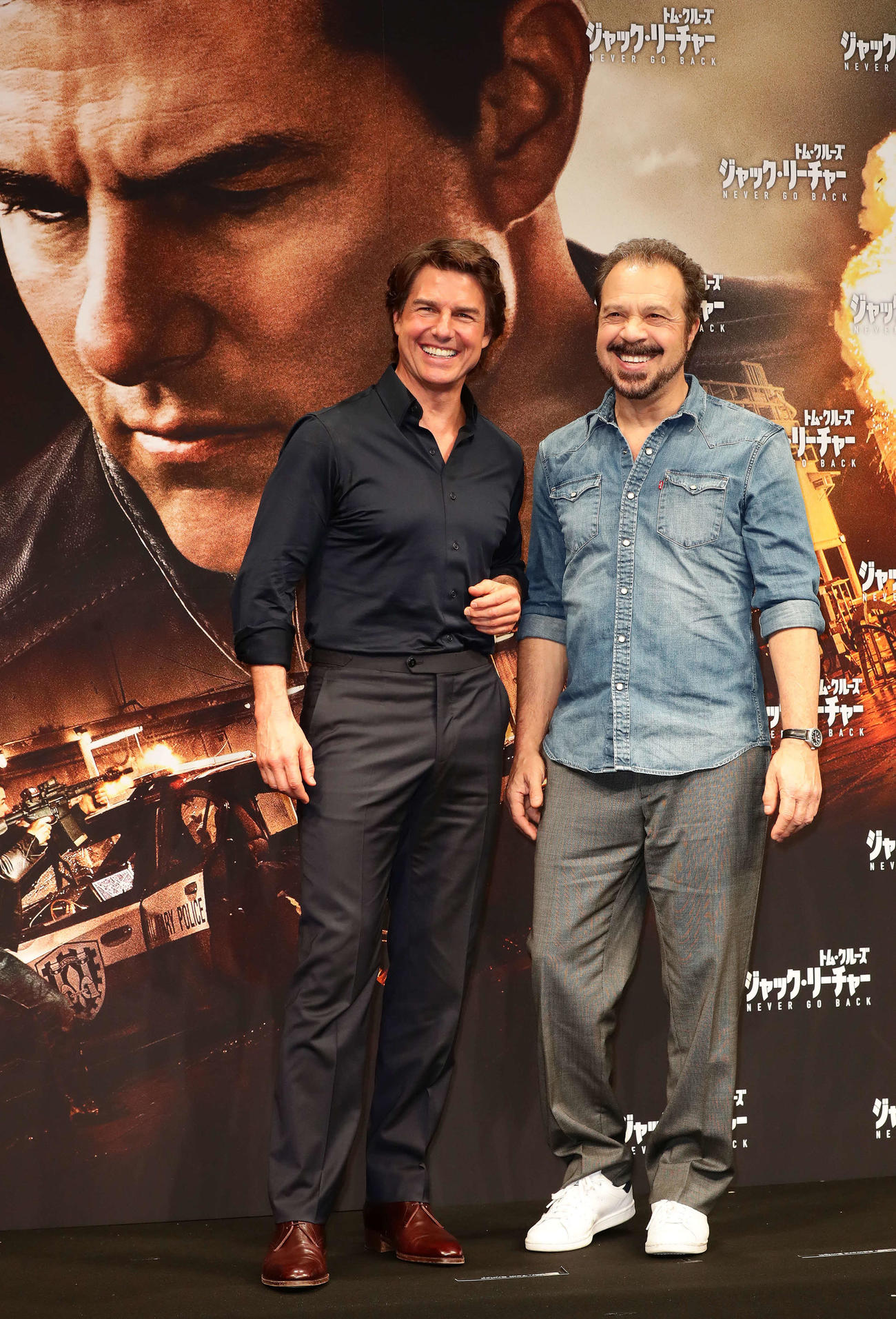 映画「ジャック・リーチャー」のトム・クルーズとエドワード・ズウィック監督が来日、笑顔で写真に納まった（2016年11月撮影）