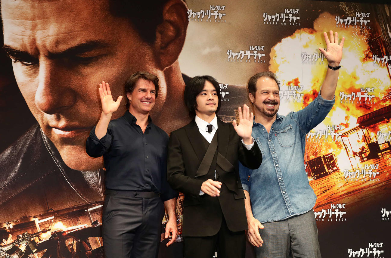 写真に納まる左からトム・クルーズ、池松壮亮、エドワード・ズウィック監督（2016年11月撮影）