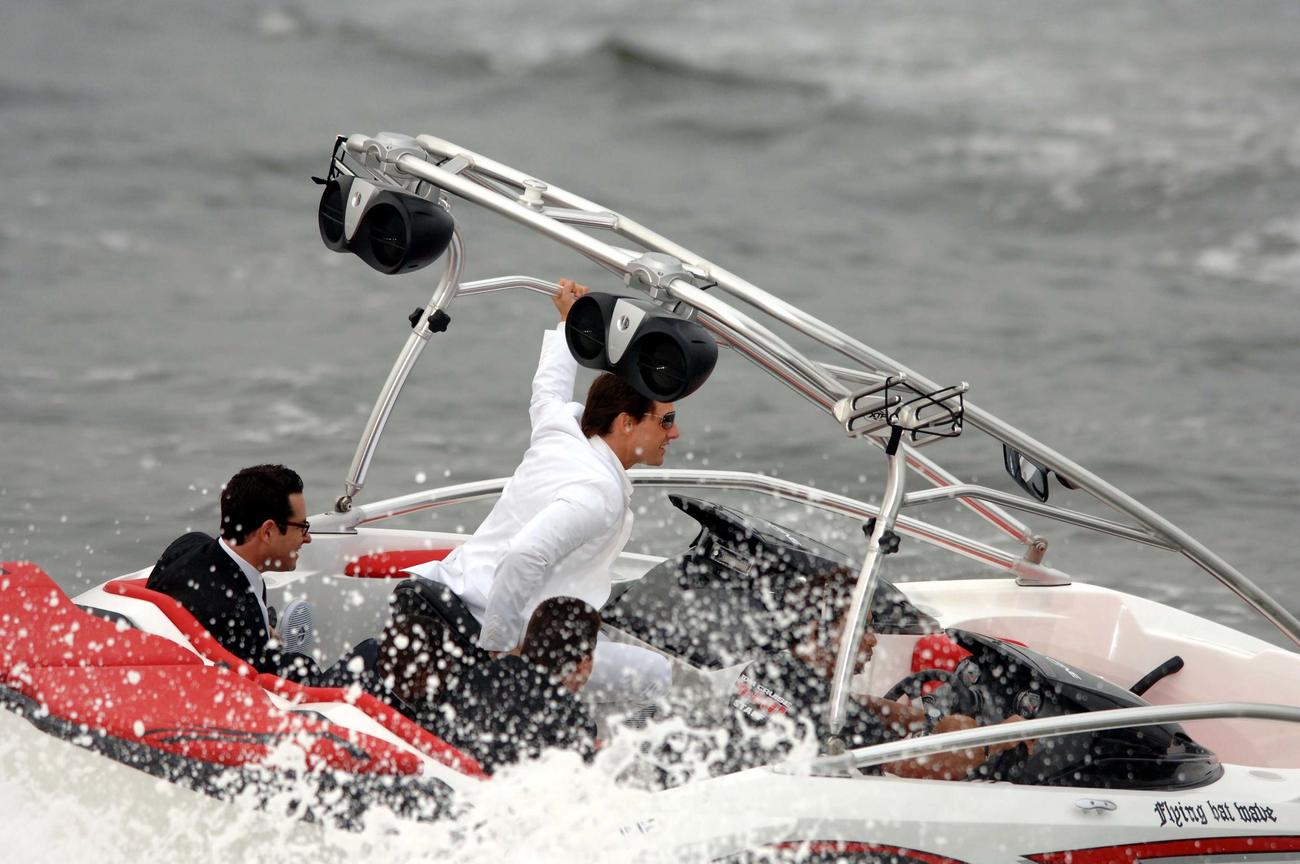 お台場の浜をジェットボートで疾走するトム・クルーズ（2006年6月撮影）
