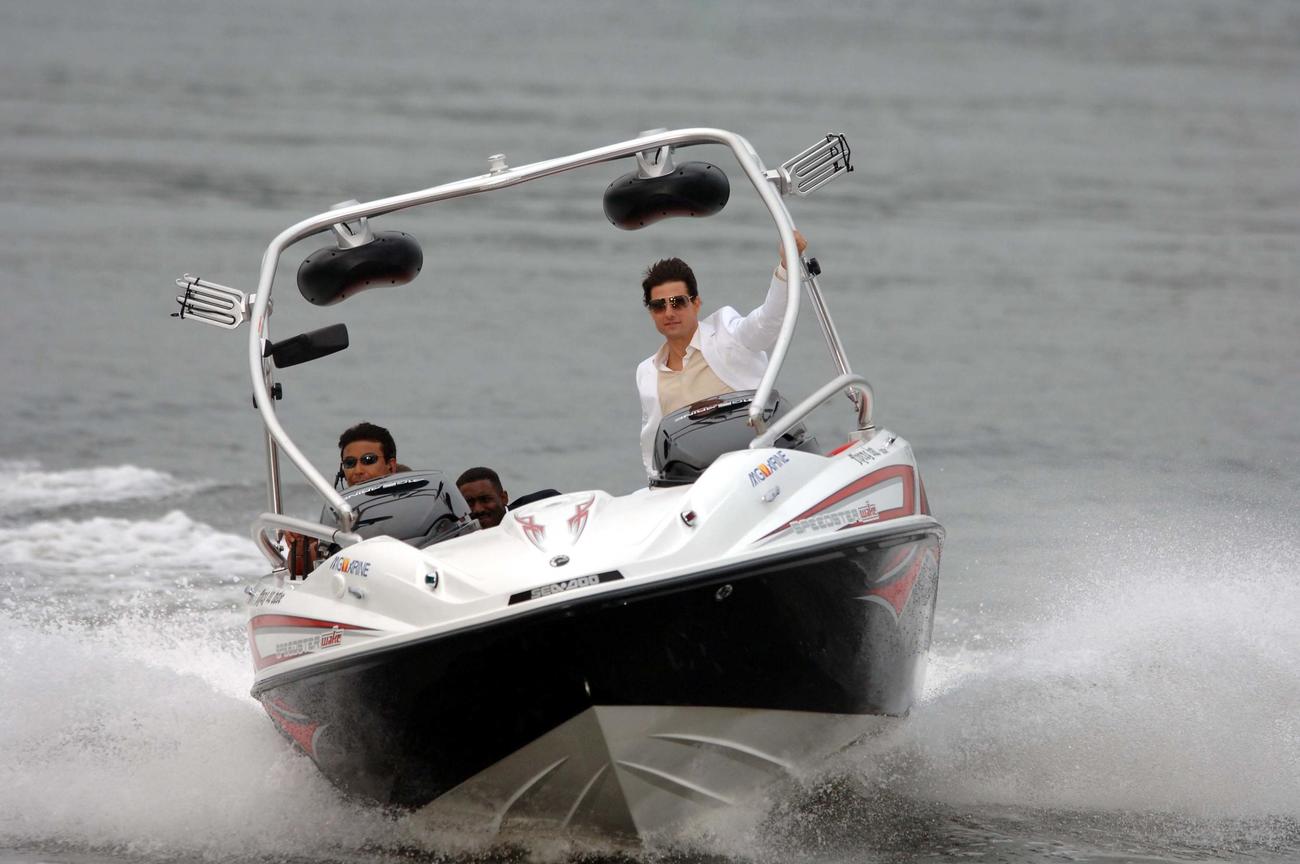 お台場の浜をジェットボートで疾走するトム・クルーズ（2006年6月撮影）