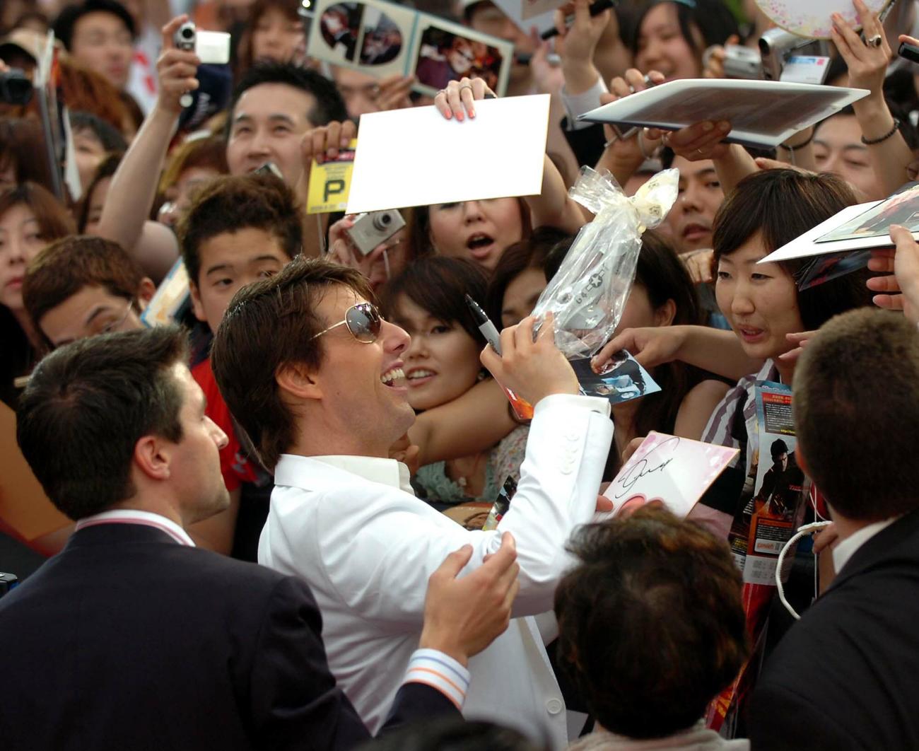 ファンから贈られた戦闘機の模型を見て喜ぶトム・クルーズ（2006年6月撮影）