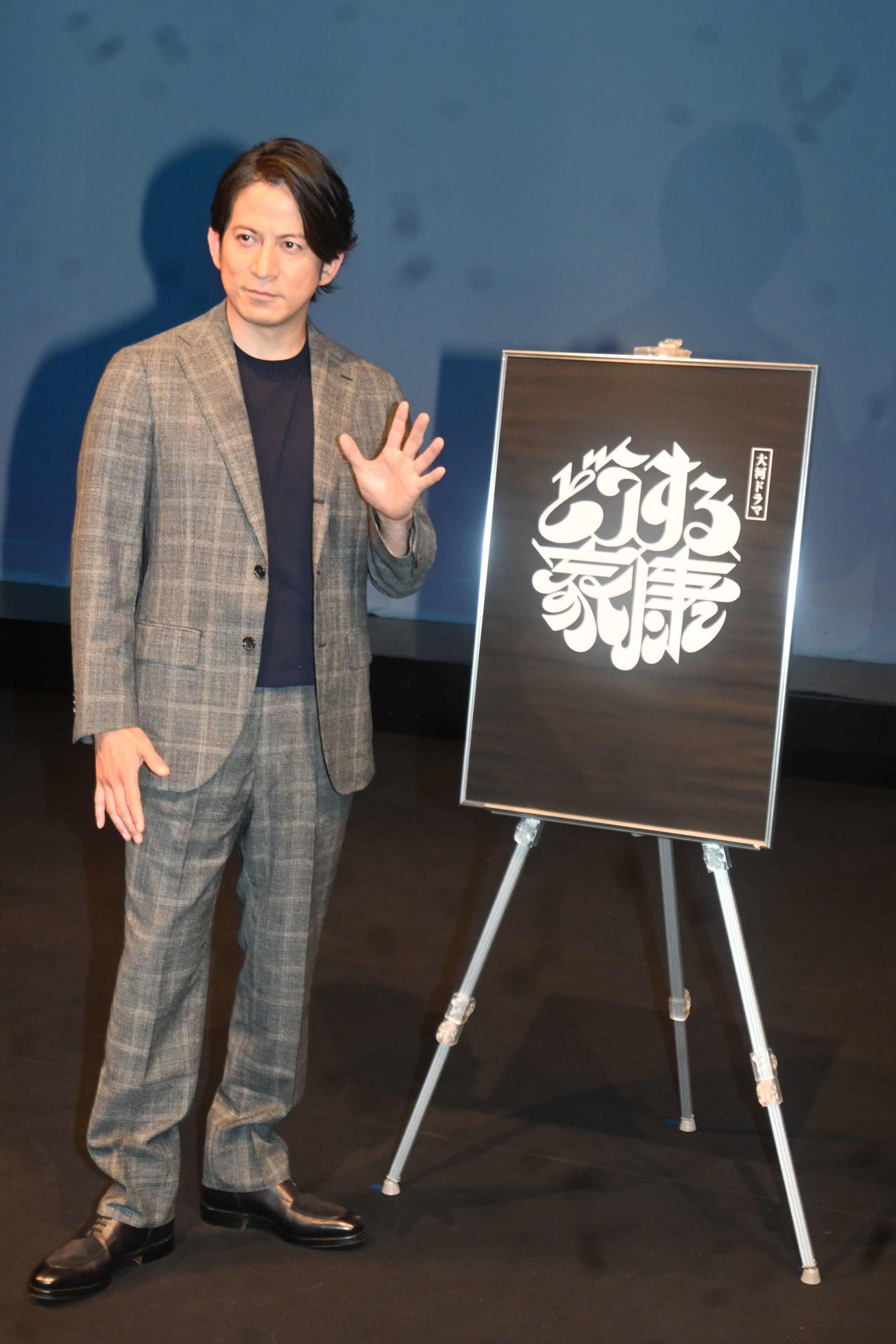 トークイベント後、取材に応じる岡田准一（撮影・松浦隆司）