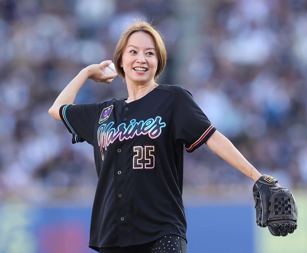 ロッテ対楽天　セレモニアルピッチを行った鈴木亜美（撮影・足立雅史）