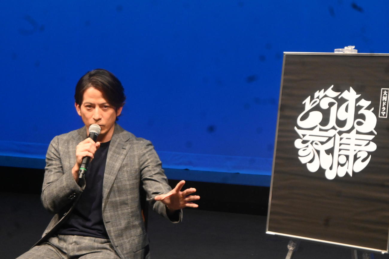 トークイベント後、取材に応じる岡田准一（撮影・松浦隆司）