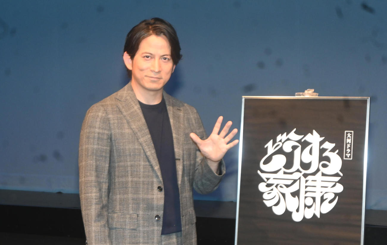 トークイベントの後、取材に応じた岡田准一（撮影・松浦隆司）